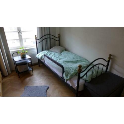 Auping bed 90x200 incl. matras, beschermer en nachtkastje