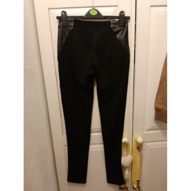 Zwarte legging met fake leren stukken
