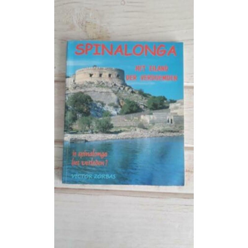 2 boeken over Spinalonga door Victor Zorbas