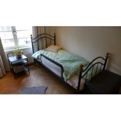 Auping bed 90x200 incl. matras, beschermer en nachtkastje