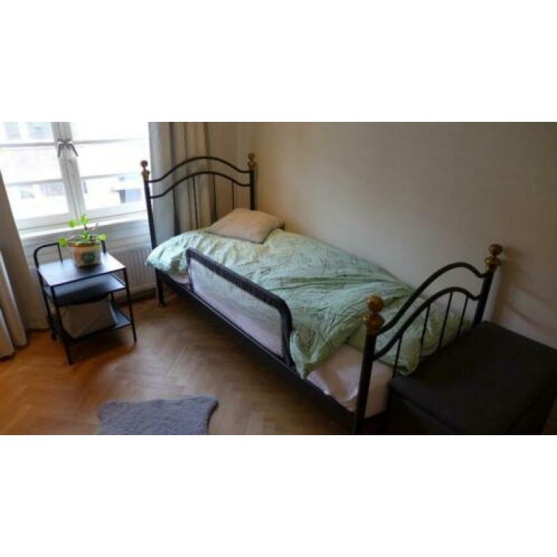 Auping bed 90x200 incl. matras, beschermer en nachtkastje
