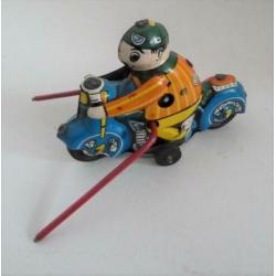 Blikken motor met clown 663 Made in Shanghai China >>Huki