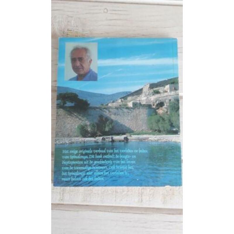 2 boeken over Spinalonga door Victor Zorbas
