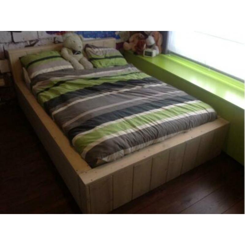 1 of 2 persoons bed van steigerhout