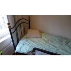 Auping bed 90x200 incl. matras, beschermer en nachtkastje
