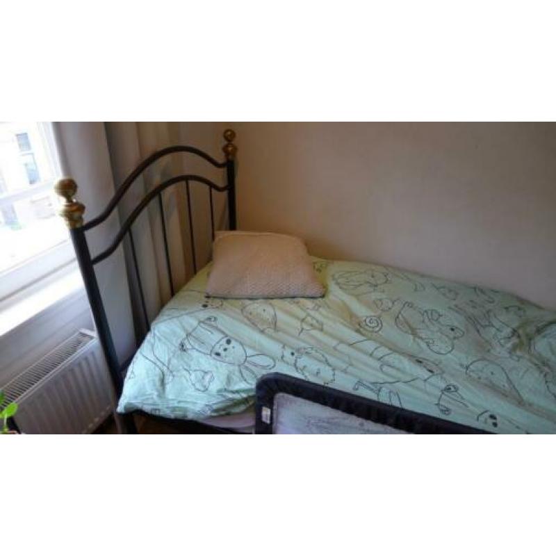 Auping bed 90x200 incl. matras, beschermer en nachtkastje