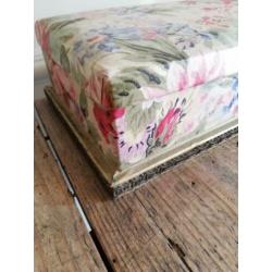 Oude brocante stoffen doos stoffendoos