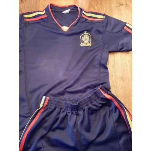 voetbal shirtje +broekje van Real Federación Espanola mt 140