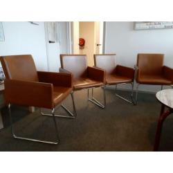 Cognac kleurige eetkamerstoelen.