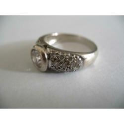 Een mooie Zilveren Ring met Zirkonia steentjes