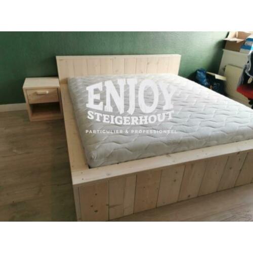1 of 2 persoons bed van steigerhout