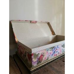 Oude brocante stoffen doos stoffendoos