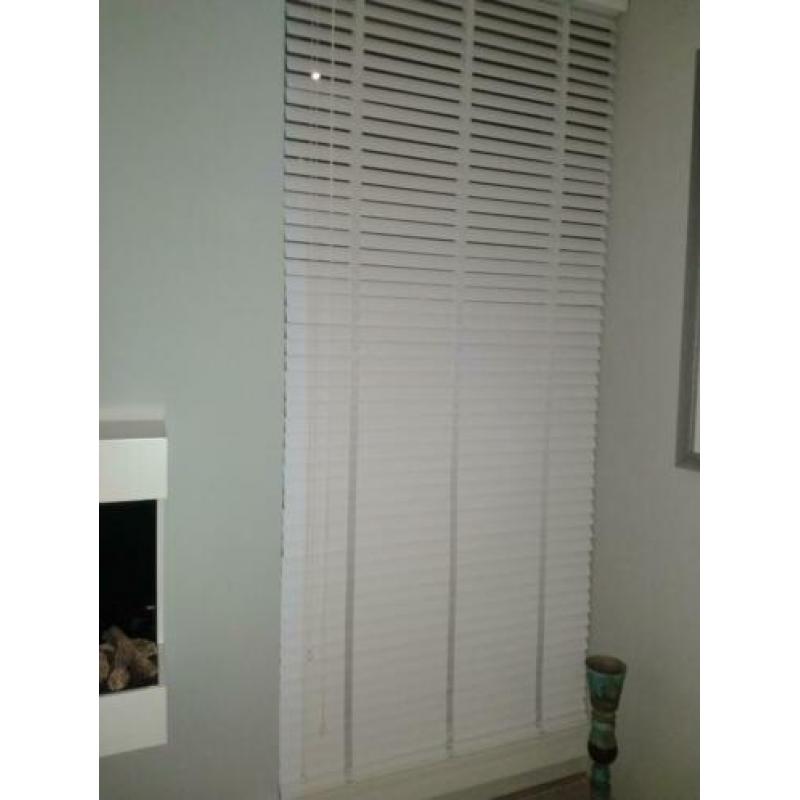 Mooie, houten Luxaflex voor woonkamer. Kleur: wit.