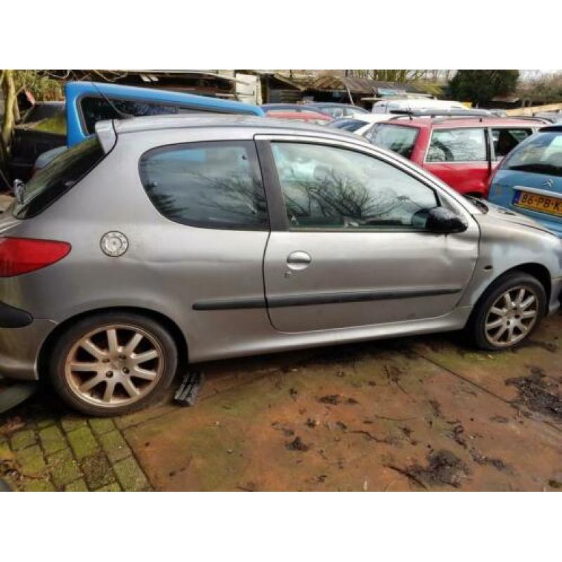 Peugeot 206 2.0-16V GTI