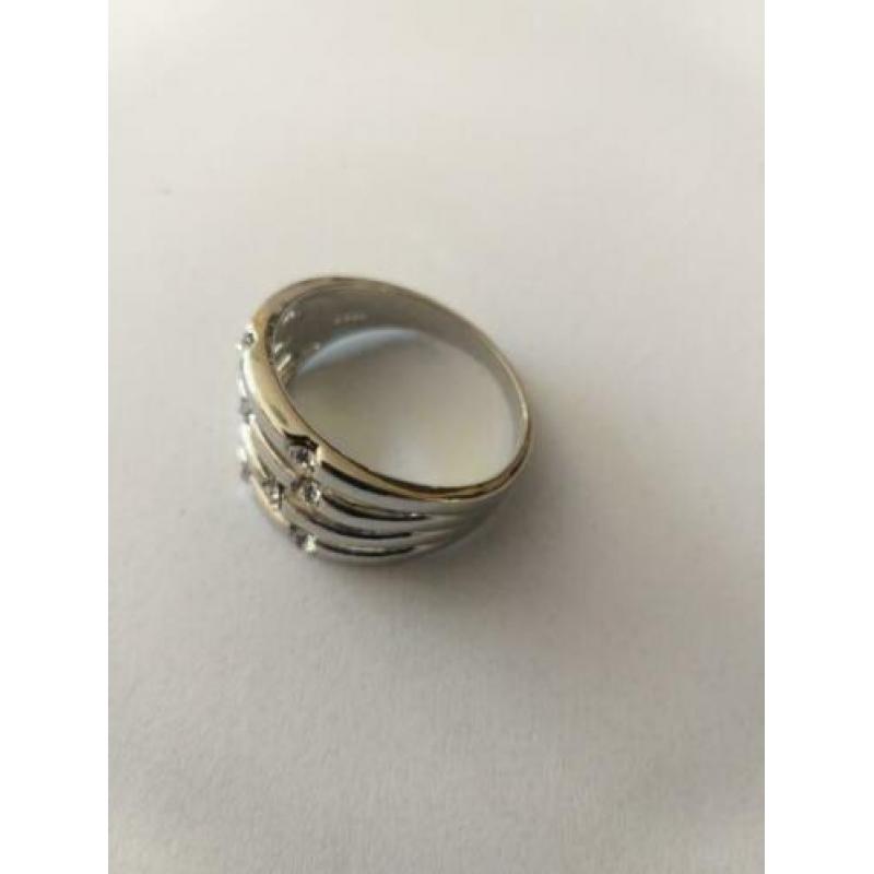 Mooie 925zilveren ring met kristal maat 19 en 20