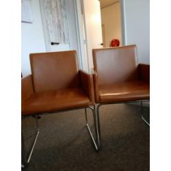 Cognac kleurige eetkamerstoelen.