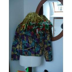 Carnavals jasje met boa en pruik. Maat 42/44