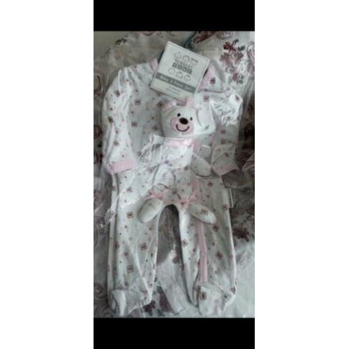 Partij Baby kleding NIEUW met factuur twv. €750,- knuffels