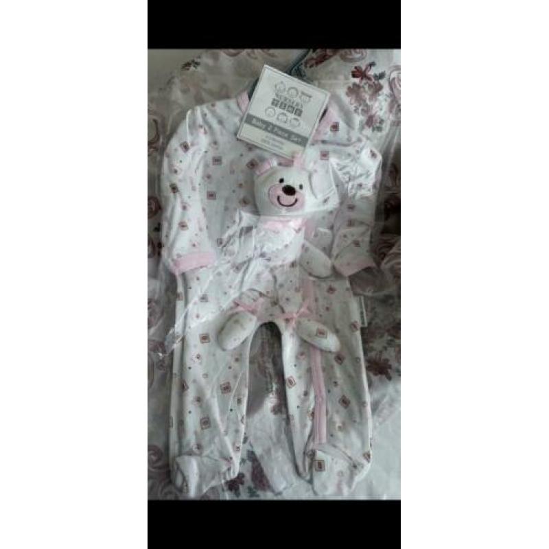 Partij Baby kleding NIEUW met factuur twv. €750,- knuffels
