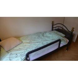 Auping bed 90x200 incl. matras, beschermer en nachtkastje