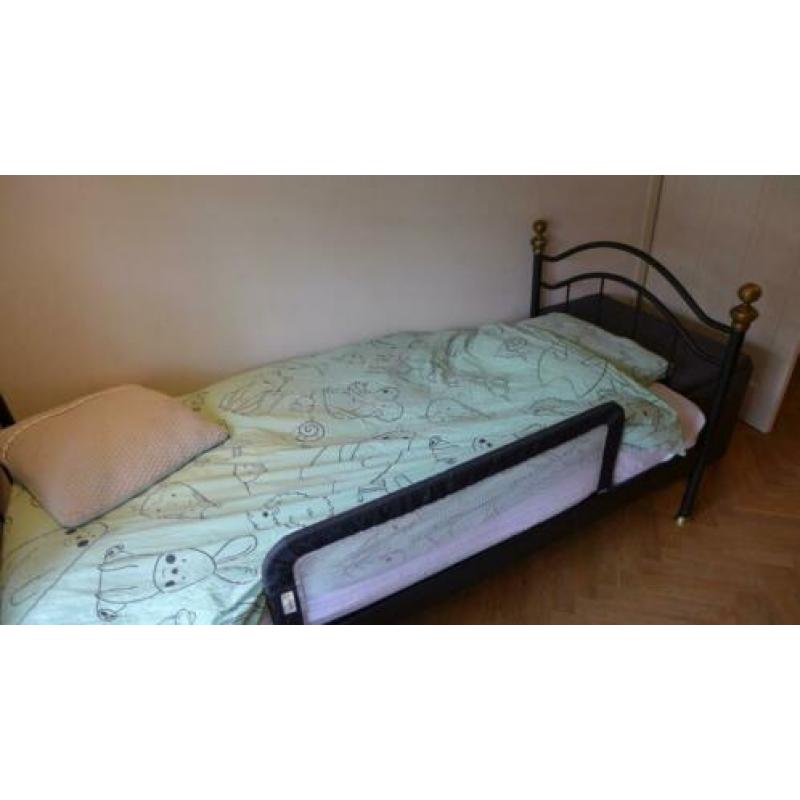 Auping bed 90x200 incl. matras, beschermer en nachtkastje