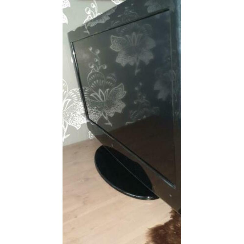 Q media tv lcd 31.5 inch