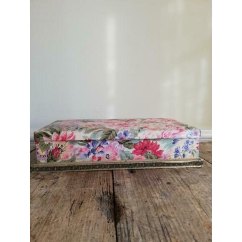 Oude brocante stoffen doos stoffendoos