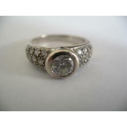 Een mooie Zilveren Ring met Zirkonia steentjes