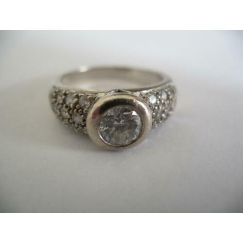 Een mooie Zilveren Ring met Zirkonia steentjes