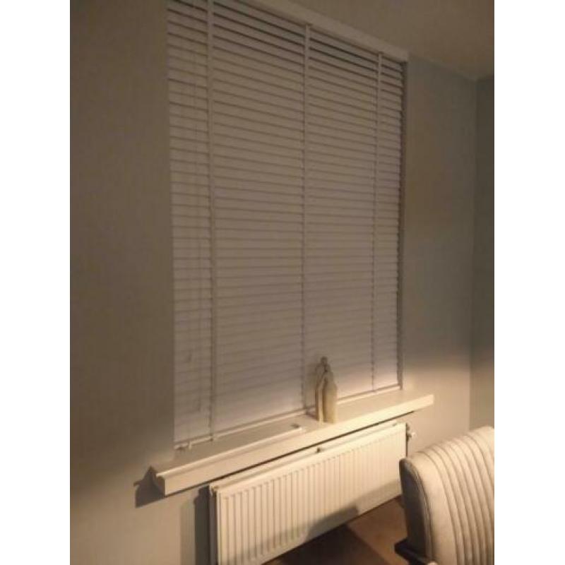 Mooie, houten Luxaflex voor woonkamer. Kleur: wit.
