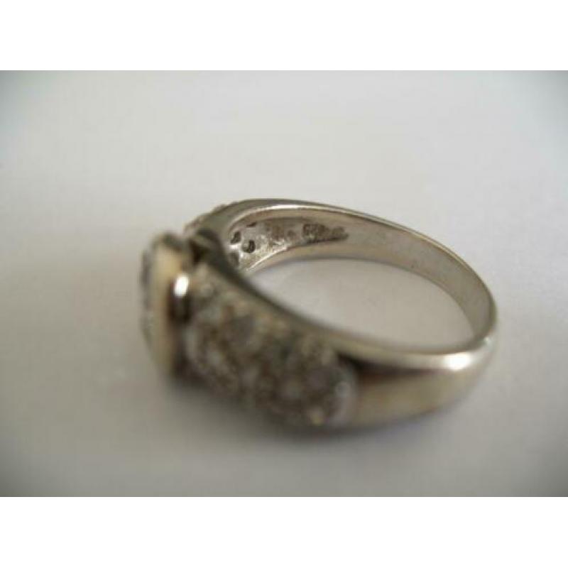 Een mooie Zilveren Ring met Zirkonia steentjes