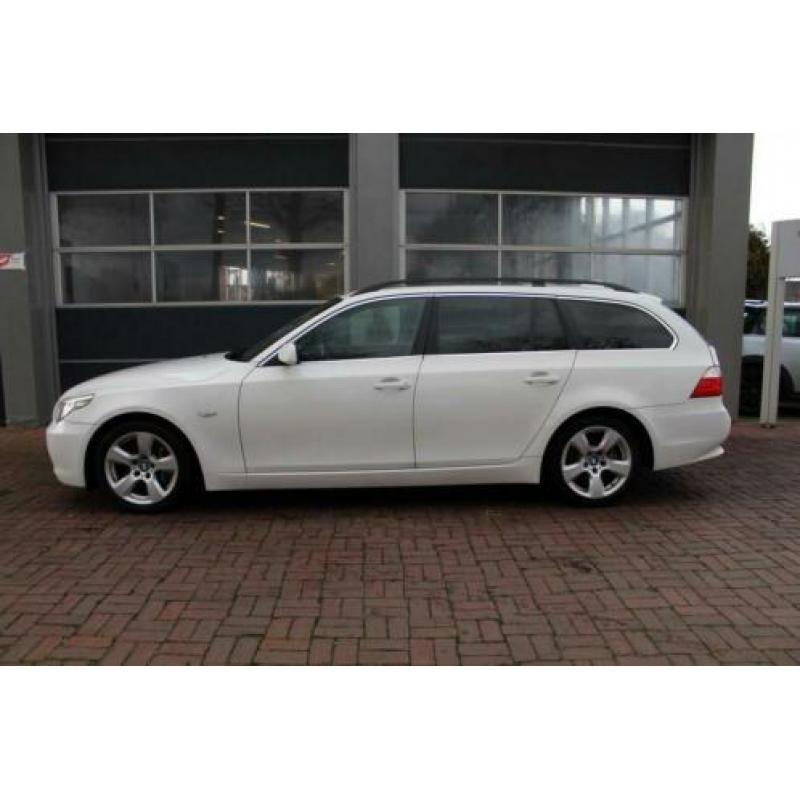 BMW 5 Serie Touring 525d XENON / LEER / NAV / PANO