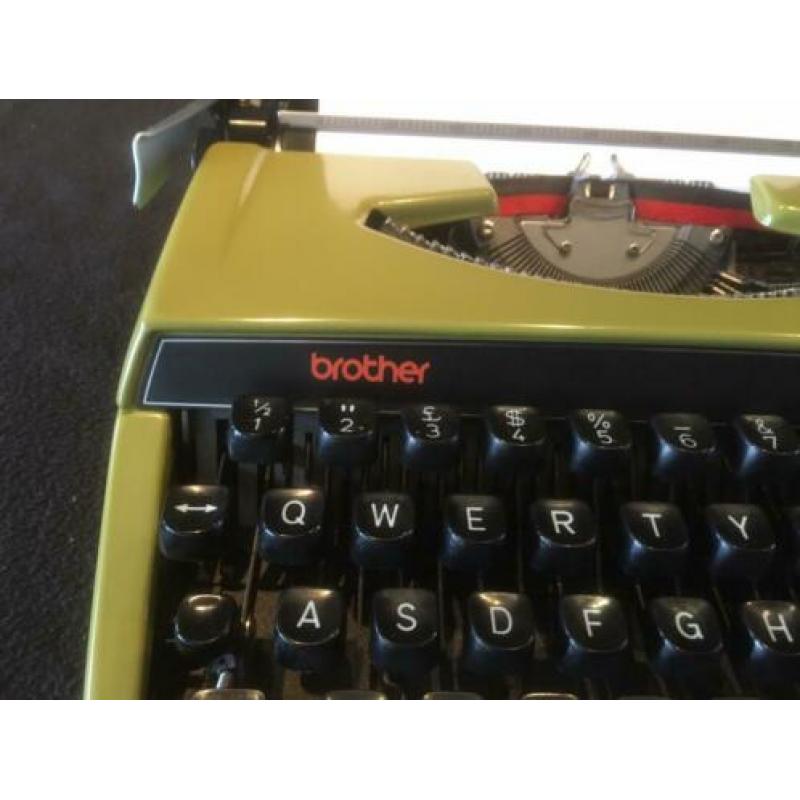 Brother deLuxe 220 portable typemachine