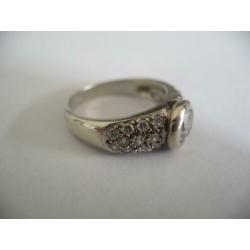Een mooie Zilveren Ring met Zirkonia steentjes