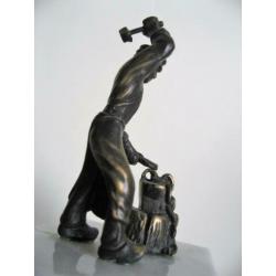 Daadkracht! mooi gemaakt bronzen beeldje smid en aambeeld