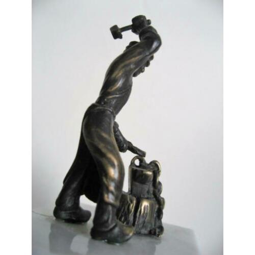 Daadkracht! mooi gemaakt bronzen beeldje smid en aambeeld