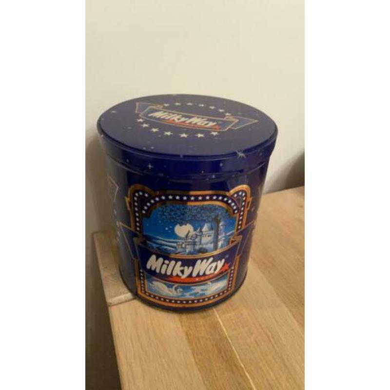 Groot Milky Way rond chocola blikje