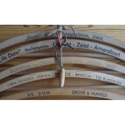 Ca. 70 oude houten klerenhangers met opschrift: winkels, sto