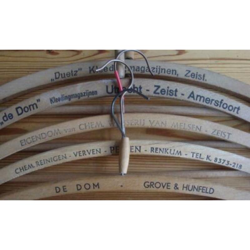 Ca. 70 oude houten klerenhangers met opschrift: winkels, sto