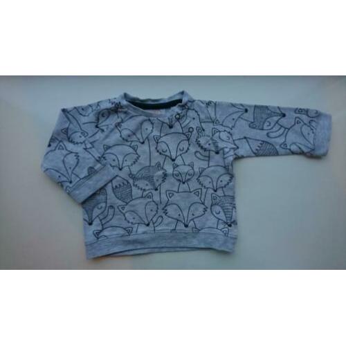 Lieve, grijze trui / sweater, met vosjes, Hema, maat 68 (62)