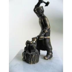 Daadkracht! mooi gemaakt bronzen beeldje smid en aambeeld