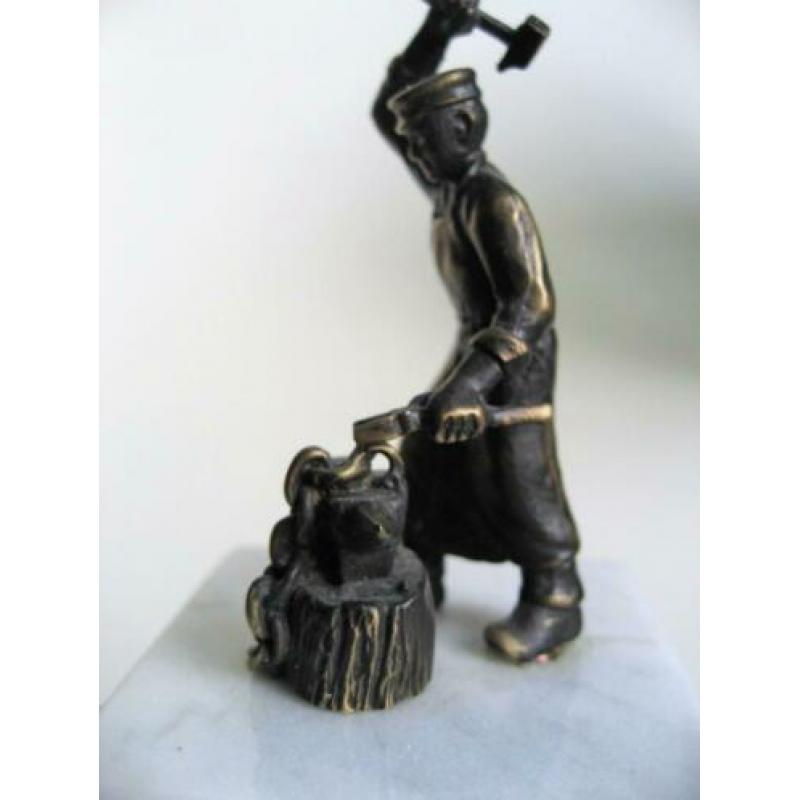 Daadkracht! mooi gemaakt bronzen beeldje smid en aambeeld