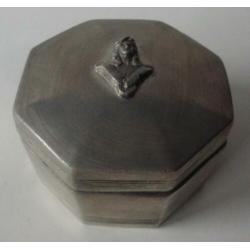 Tinnen dekseldoosje, ca 4 cm hoog, 6 cm doorsnede, dame op