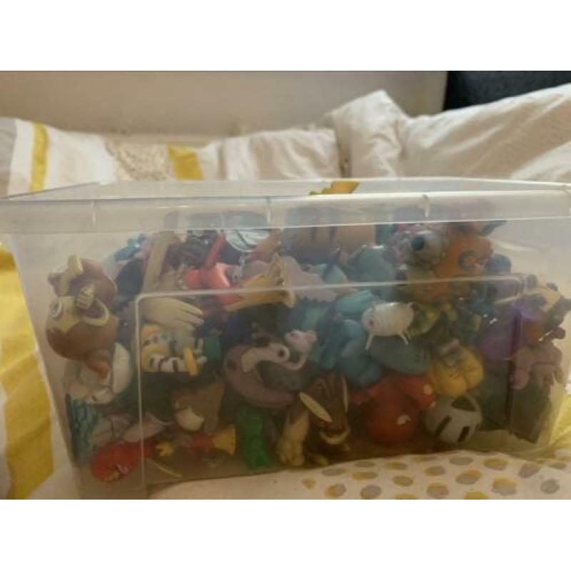 Doos vol met pokemon poppetjes