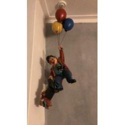 Hangende clown aan 3 ballonen