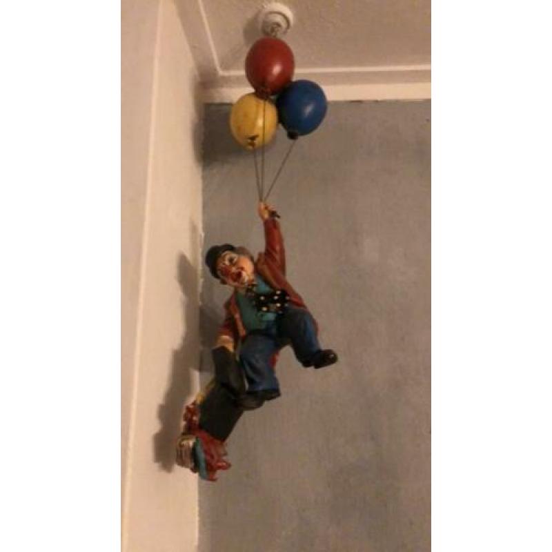 Hangende clown aan 3 ballonen