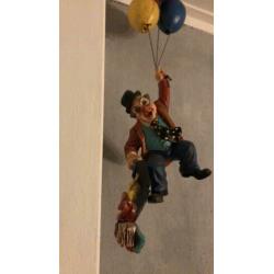 Hangende clown aan 3 ballonen