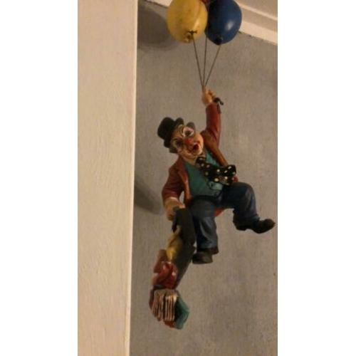 Hangende clown aan 3 ballonen