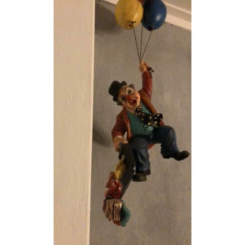Hangende clown aan 3 ballonen