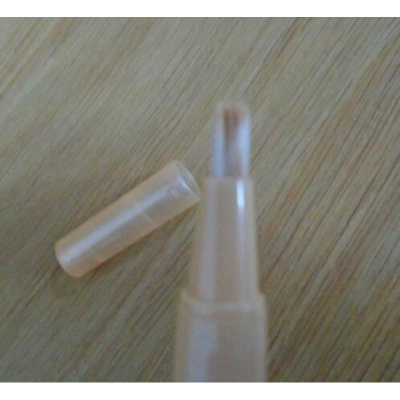 Essence Stay natural concealer 04 ‘Soft honey’